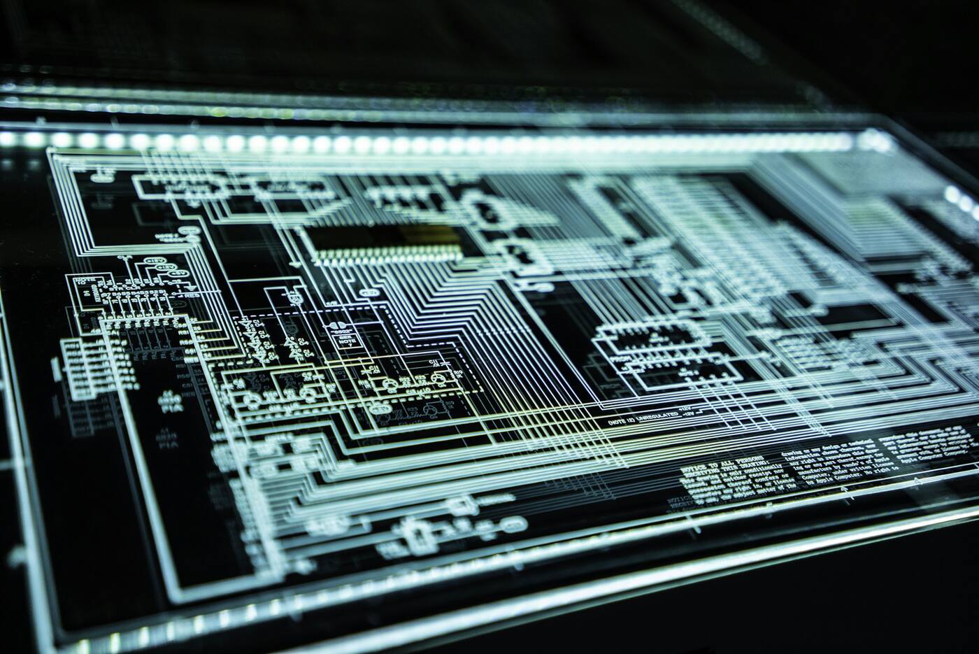 Plan- & Setup-Empfehlung: technischer Schaltplan auf einem beleuchteten Tisch